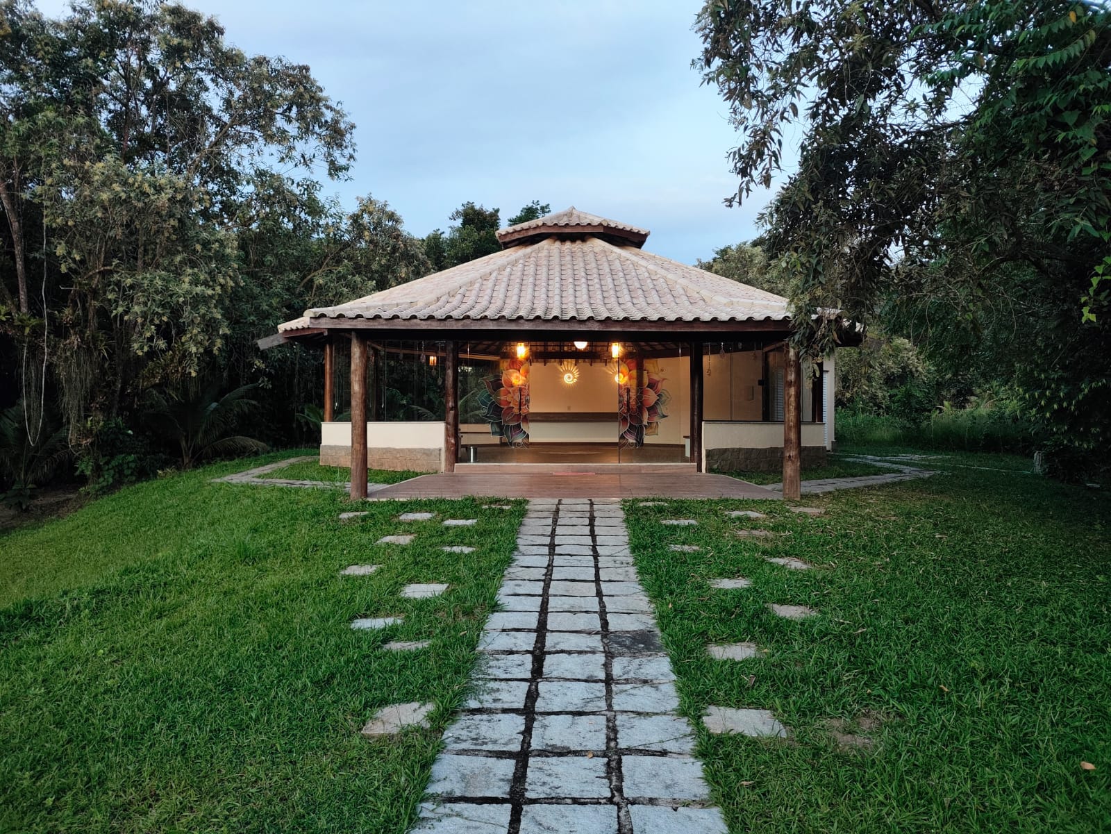Templo do sítio A Experiência Divina cercado por natureza